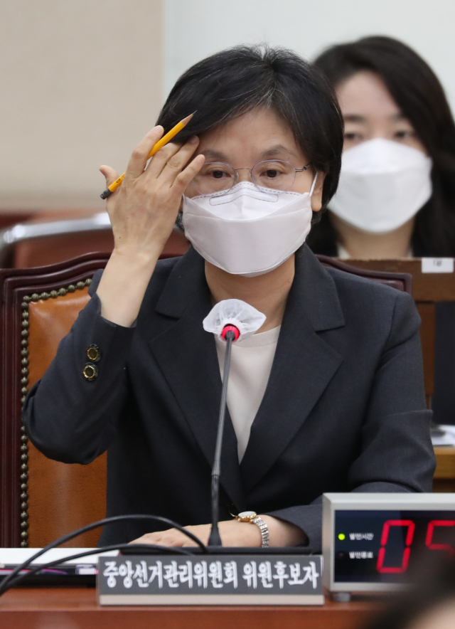 노정희 중앙선거관리위원 후보자가 27일 서울 여의도 국회에서 열린 인사청문회에 출석해 머리를 만지고 있다. 연합뉴스
