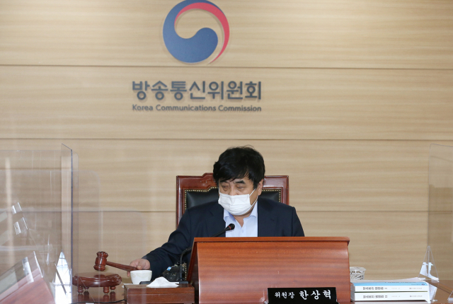 방송통신위원회가 30일 전체회의를 열어 자본금을 불법 충당해 방송법을 위반한 MBN에 대해 6개월 업무정지 및 이 기간 방송 전부를 중지하는 내용의 행정처분을 의결했다. 사진은 한상혁 방통위원장이 의사봉을 두드리며 행정처분을 의결하는 모습. [방송통신위원회 제공. 재판매 및 DB 금지] 연합뉴스