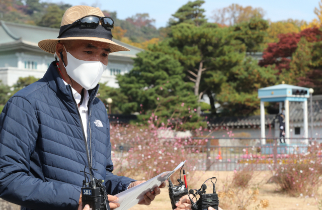 서해 연평도 해상에서 표류 중 북한군에 사살돼 숨진 해양수산부 산하 공무원 A씨의 형 이래진 씨가 서울시 종로구 청와대 분수대 앞에서
