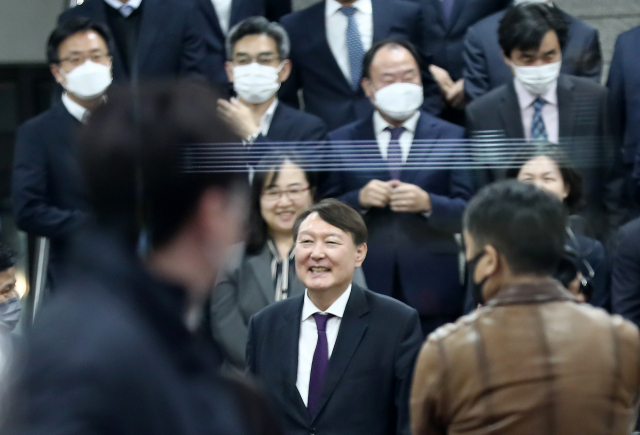 윤석열 검찰총장이 대전지방검찰청에서 지역 검사들과 간담회를 한 뒤 기념사진을 찍고 있다. 연합뉴스