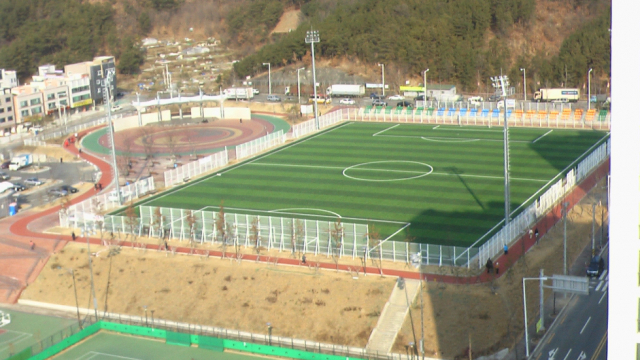 성서운동장을 운영하는 대구시체육회가 풋살장 면적을 반으로 줄이고 경기장 수를 두배로 늘리기로 결정, 일부 동호인 반발을 사고 있다. 현재 대구시체육회는 축구장(사진)을 4등분해 풋살장으로 활용하고 있다. 성서운동장 홈페이지 갈무리