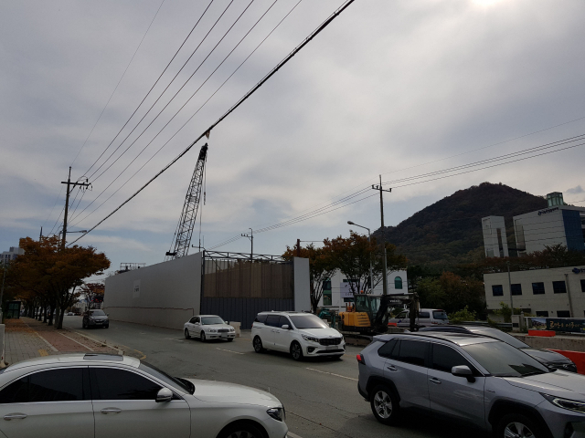 대구 수성구 욱수동 시지5차태왕하이츠 주민들이 대우조선해양건설이 시공하고 있는 전력구 공사 때문에 잠을 이루기 어렵다고 하소연하고 있다. 사진은 수성구 욱수동의 공사 현장. 독자 제공