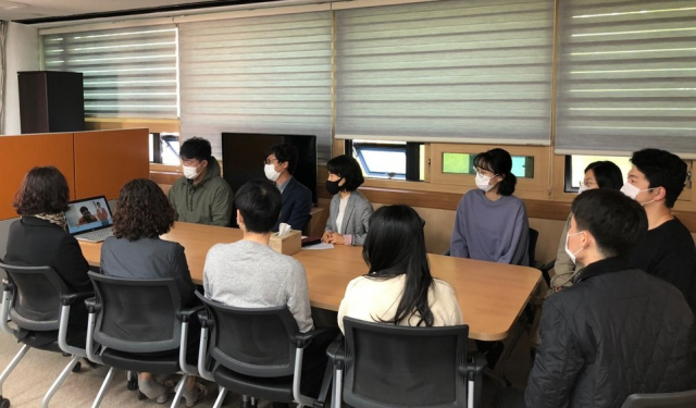 대구 동구청 직원들이 화재발생 등 위험에 대처하기 위한 비대면 합동소방교육을 받는 모습. 동구청 제공