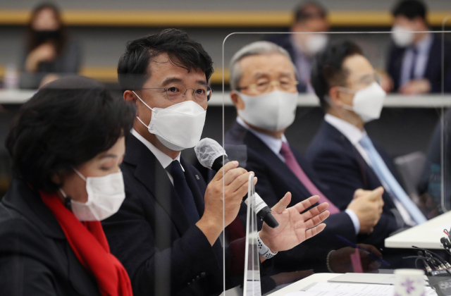 김택진 엔씨소프트 대표가 지난달 27일 오전 경기도 성남시 분당구 엔씨소프트 본사를 방문한 김종인 국민의힘 비상대책위원장 및 미래산업일자리특위 위원들과의 정책간담회에서 인사말을 하고 있다. 연합뉴스