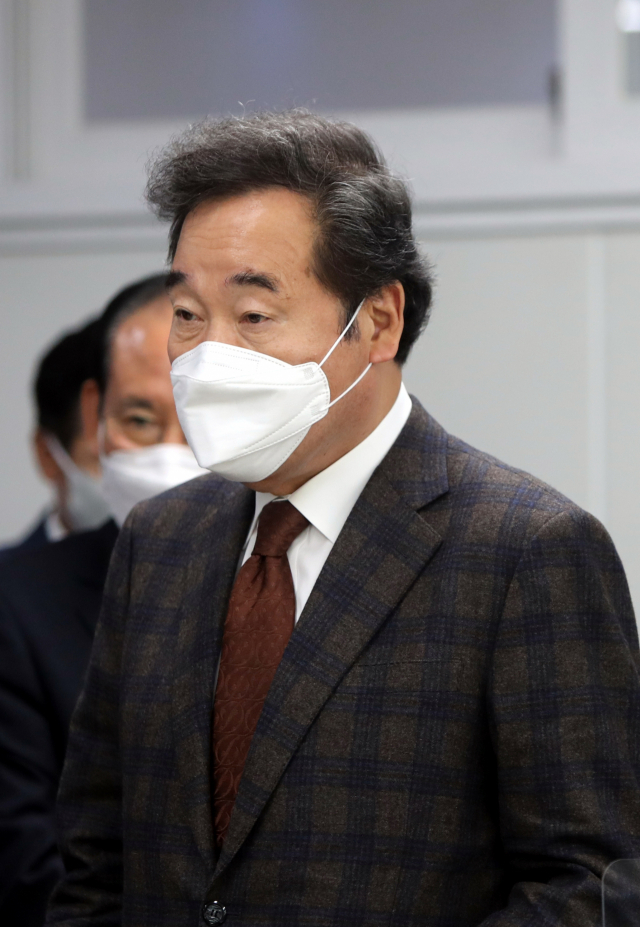 더불어민주당 이낙연 대표가 30일 오후 전북 부안군청 대회의실에서 열린 현장최고위원회의에 참석하고 있다. 연합뉴스
