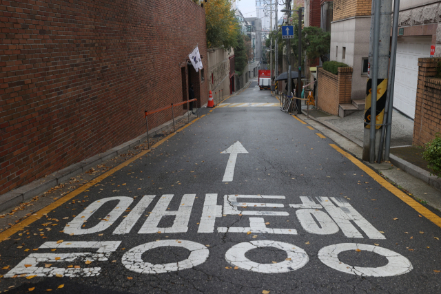 이명박 전 대통령의 재수감을 하루 앞둔 1일 오전 서울 강남구 논현동 이 전 대통령 자택 앞이 적막한 모습을 보이고 있다. 연합뉴스