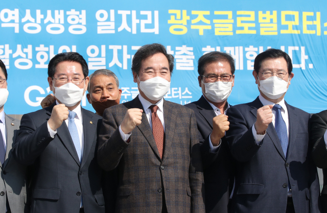 더불어민주당 이낙연 대표(가운데)가 지난달 30일 오후 광주형 일자리 공장이 설립되고 있는 전남 함평군 빛그린산단을 둘러본 뒤 기념촬영을 하고 있다. 왼쪽은 김영록 전남지사, 오른쪽은 이용섭 광주시장. 연합뉴스
