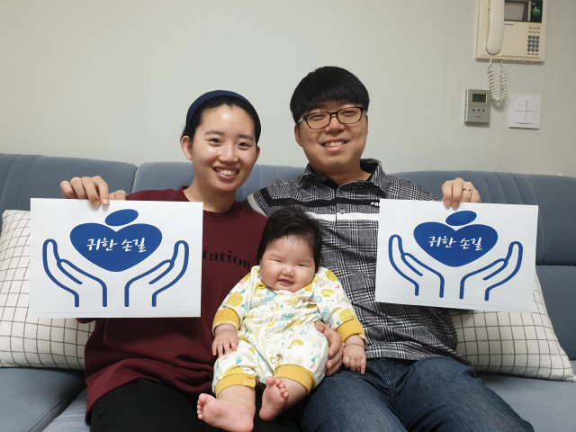 엄마 이은선(왼쪽), 딸 박하온(가운데), 아빠 박정훈(오른쪽) 이 매일신문과 가정복지회의 공동기획 캠페인 