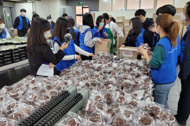 대구시청소년재능기부봉사단(단장 최영준)은 지난달 31일(토) 대구공업대학교 8호관 실습실에서 행복상자꾸러미를 만들어 수성구 범물동 용지임대아파트 주민 320세대에게 선물했다. 대구시청소년재능기부봉사단 제공