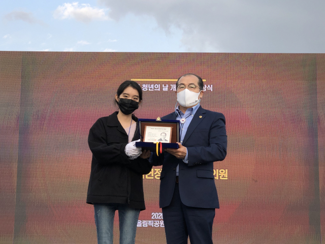 박태춘(오른쪽) 경상북도의회 의원이 지난달 31일 청년친화헌정대상을 수상했다. 박태춘 도의원 제공
