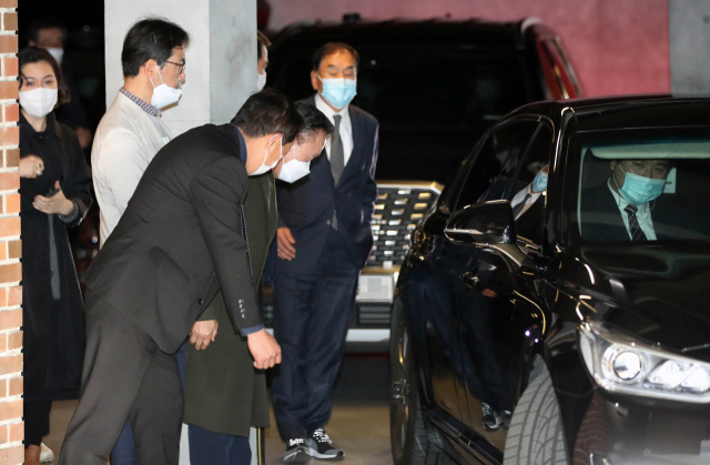 이명박 전 대통령이 2일 오후 서울 강남구 논현동 자택에서 중앙지방검찰청으로 이동하기 위해 차에 탑승한 뒤 측근들이 인사하고 있다. 연합뉴스