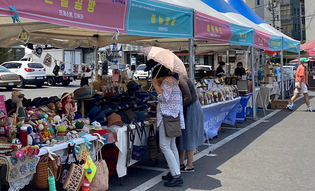 지난 5월 29, 30일 대백프라자 야외주차장에서 열렸던 대구YWCA 주최 지역 업체 살리기 마켓을 찾은 시민들이 착한 소비에 동참하고 있다. 대구YWCA 제공