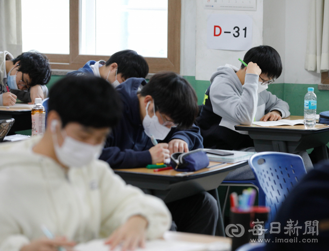 2021학년도 수능시험이 한 달 여 앞으로 다가온 2일 대구 경신고 3학년 학생들이 공부에 매진하고 있다. 우태욱 기자 woo@imaeil.com