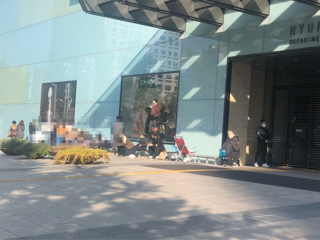 지난달 30일 오전 현대백화점 대구점을 찾은 고객들이 개장을 기다리고 있다. 독자 제공