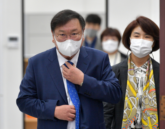 더불어민주당 김태년 원내대표와 한정애 정책위의장이 29일 국회에서 열린 정책조정회의에 참석하고 있다. 연합뉴스