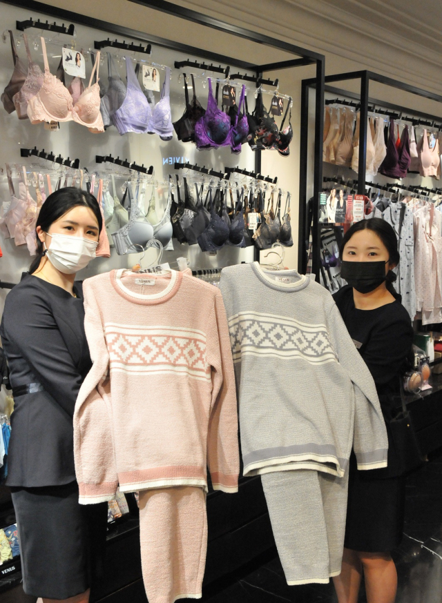 롯데백화점 대구점 란제리 브랜드 비너스는 부드러운 컬러와 편안한 착용감이 특징인 스웨터 스타일의 커플 실내복을 선보인다. 신축성이 좋아 온종일 입어도 편안한 스웨터 실내복은 집안은 물론, 여행 시에도 입기 좋아 커플 선물로 제격이다. 롯데백화점 제공