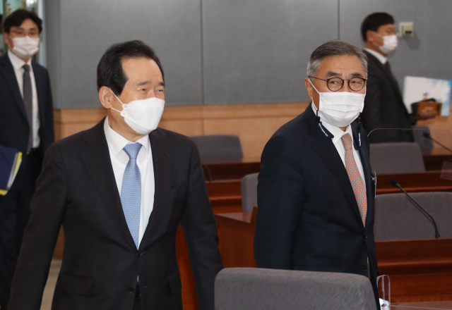 정세균 국무총리가 2일 정부서울청사에서 열린 제4차 미세먼지특별대책위원회에 문길주 민간위원장과 참석하고 있다. 연합뉴스