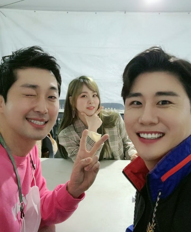 가수 영탁과 이예준(가운데), 배우 이원장이 미스터트롯 부산공연장에서 함께 사진을 찍는 모습. 이원장 인스타그램 캡쳐