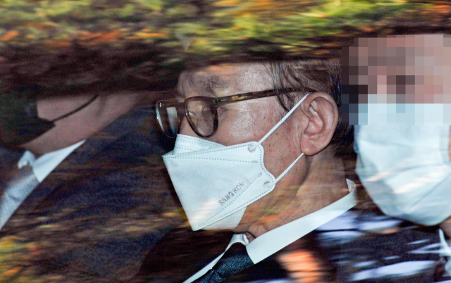 횡령 및 뇌물수수 혐의로 징역 17년형을 확정받은 이명박 전 대통령이 서울 강남구 논현동 자택에서 서울중앙지검에 출석하기 위해 이동 하고 있다. 이 전 대통령은 검찰 출석 후 동부구치소로 재수감 된다. 연합뉴스