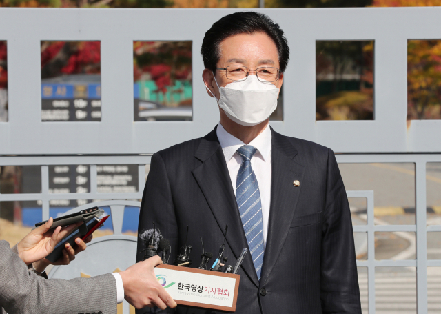 공직선거법과 정치자금법, 개인정보 보호법 위반 혐의를 받는 더불어민주당 정정순(청주 상당) 국회의원이 지난달 31일 오전 청주 서원구 청주지방검찰청에서 조사를 받기 전 취재진의 질문에 답하고 있다. 연합뉴스