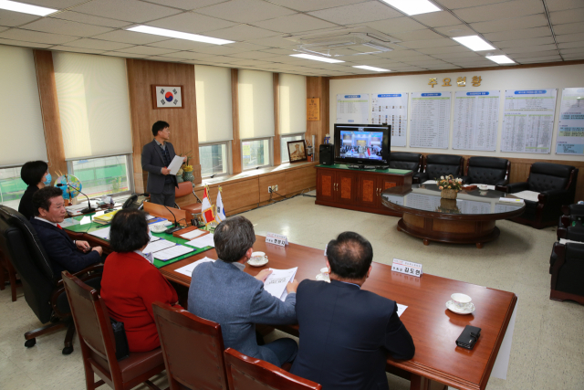 경상북도체육회와 인도네시아 서자바주체육회가 2일 경북체육회 임원실에서 코로나19로 인한 온라인으로 파견체육지도자 실무협정을 진행하고 있다. 경북체육회 제공