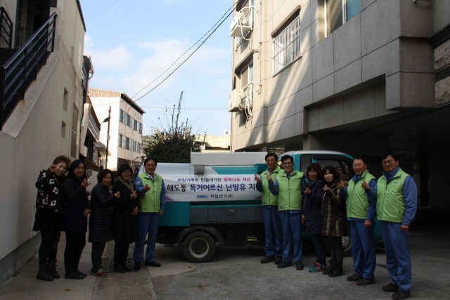화일산기 임직원들이 지난해 포항시 남구 해도동 독거어르신 가구를 찾아 난방용 기름을 제공했다. 포스코 제공