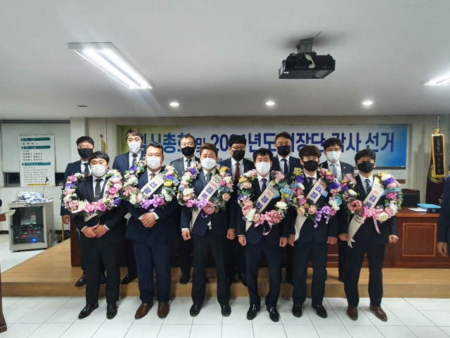 지난달 29일 포항시 북구 환호동 포항향토청년회관에서 임시총회를 통해 선출된 2021년도 신임 회장단과 감사. 포항향토청년회 제공.