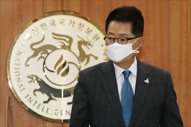 박지원 국정원장이 3일 국정원 청사에서 열린 국회 정보위원회의 국정원 국정감사 시작을 기다리고 있다. 연합뉴스