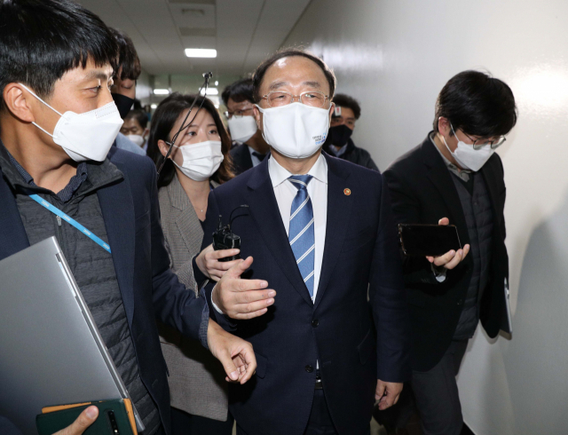 홍남기 부총리 겸 기획재정부 장관이 3일 국회에서 열린 기획재정위원회 전체회의가 끝난 뒤 취재진의 질문을 받고 있다. 문재인 대통령은 이날 홍 부총리가 제출한 사직서를 반려한 것으로 알려졌다. 연합뉴스
