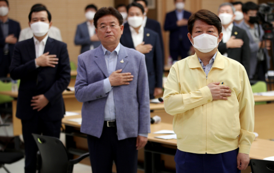 지난 9월 21일 오후 대구 북구 대구시청 별관에서 열린 대구경북행정통합공론화위원회 출범식에서 권영진 대구시장, 이철우 경상북도지사, 김태일·하혜수 공동위원장을 비롯한 공론화위 관계자들이 국민의례를 하고 있다. 매일신문DB