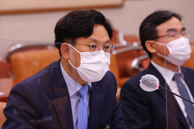 김관정 서울동부지검장이 지난달 19일 서울 여의도 국회 법제사법위원회에서 열린 서울고검·수원고검 산하 검찰청들에 대한 국정감사에서 답변하고 있다. 연합뉴스