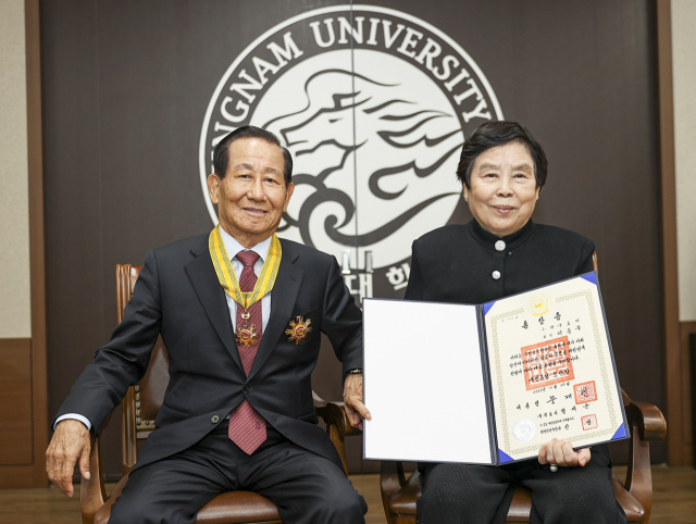 이종우 ㈜한국호머 회장(왼쪽)과 신광순 여사(배우자). 영남대 제공