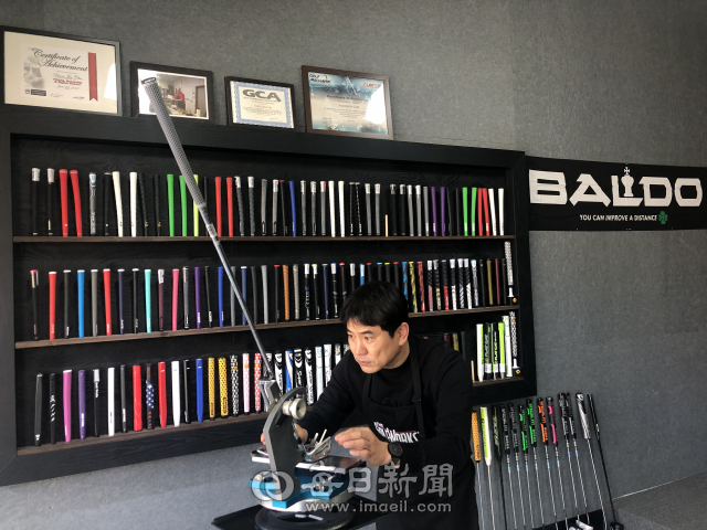 사람의 체형에 따라 입는 옷의 사이즈가 달라지듯 골프채도 달라야 한다. 사진은 대구 펜타골프피팅 차윤진 대표가 골프채의 라이각을 측정 후 조정하고 있는 모습. 김영진 기자