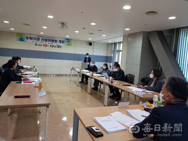 포항환경학교 수탁기관 선정위원회의에서 신청자인 포항시지속가능발전협의회에 대한 운영계획 질의응답이 이뤄지고 있다. 포항시 제공