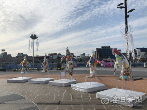 버려진 인형들로 멸종위기종인 펭귄과 북극곰 등을 표현한 설치미술이 포항해양공원에 전시돼 있다. 포항시 제공