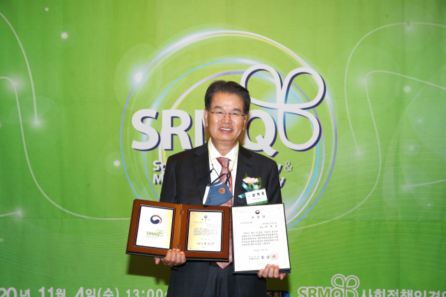 아이에스동서 권혁운 회장이 4일 사회적책임경영품질 컨벤션에서 최고경영자 대상 부분 부총리 겸 기획재정부장관상을 수상했다. 아이에스동서 제공