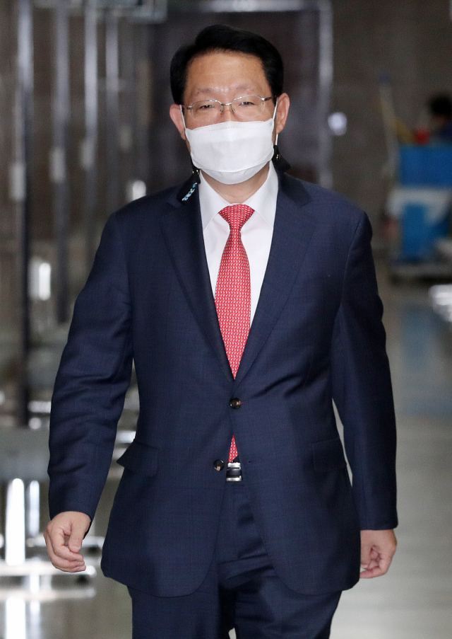 서울·부산시장 재보궐선거를 위한 국민의힘 경선준비위원장인 김상훈 의원이 지난달 15일 국회에서 열린 경선준비위원회 첫 회의에 입장하고 있다. 연합뉴스
