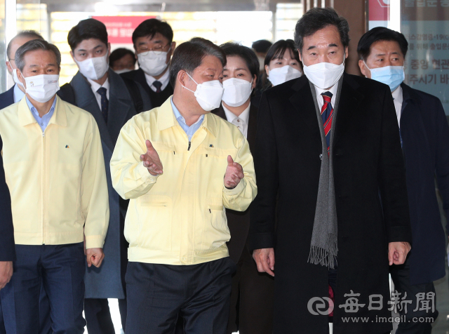지난 4일 대구시청 별관에서 열린 더불어민주당-대구시 지역균형 뉴딜 현장방문 및 정책간담회에서 이낙연 더불어민주당 대표, 권영진 대구시장 등 참석자들이 간담회장으로 이동하고 있다. 성일권 기자 sungig@imaeil.com