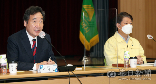 지난해 대구시청 별관에서 열린 더불어민주당-대구시 지역균형 뉴딜 현장방문 및 정책간담회에서 이낙연(왼쪽) 더불어민주당 대표가 인사말을 하고 있다. 오른쪽은 권영진 대구시장. 매일신문DB