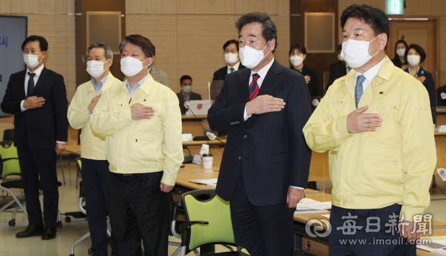 4일 대구시청 별관에서 열린 더불어민주당-대구시 지역균형 뉴딜 현장방문 및 정책간담회에서 이낙연(오른쪽 두번째) 더불어민주당 대표, 권영진(오른쪽 세 번째) 대구시장 등 참석자들이 국민의례를 하고 있다. 성일권 기자 sungig@imaeil.com