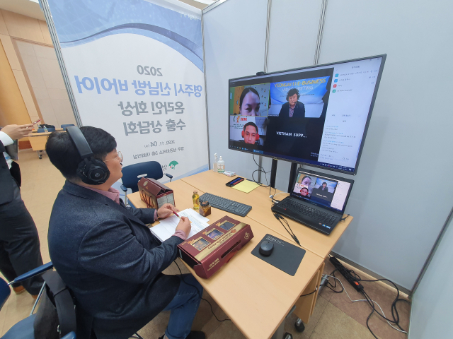 지역 기업 대표가 외국바이어와 온라인 수출상담을 하고 있다. 영주시 제공