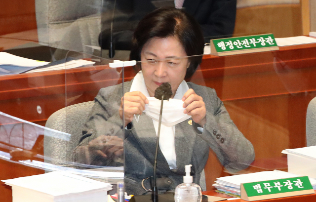 추미애 법무부 장관이 4일 오전 국회에서 열린 예산결산특별위원회 전체회의에서 마스크를 쓰고 있다. 연합뉴스