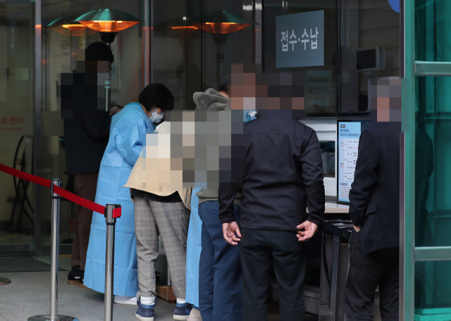 사진은 서울 중구 국립중앙의료원 선별진료소 앞. 연합뉴스