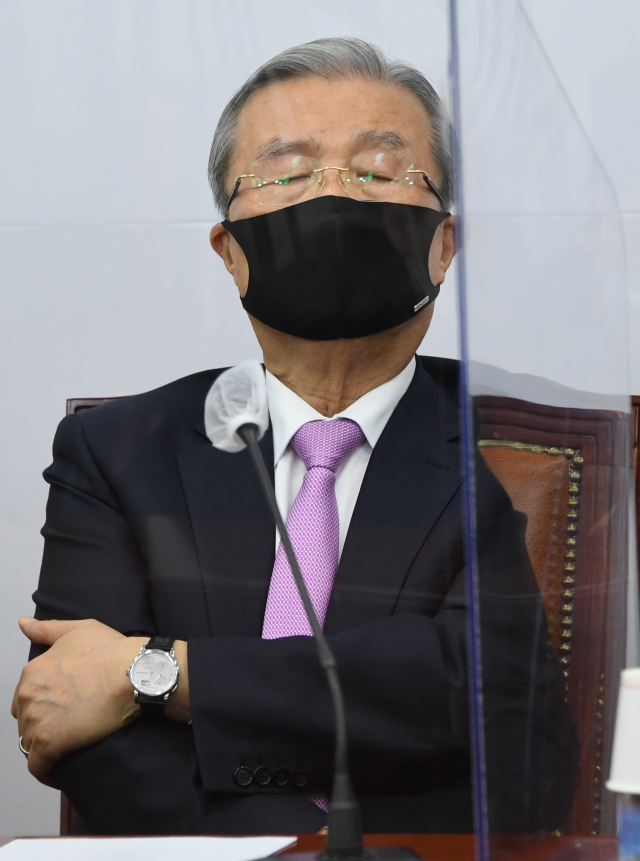 국민의힘 김종인 비상대책위원장이 5일 오전 국회에서 열린 비상대책위원회 회의에 참석, 생각에 잠겨 있다. 연합뉴스