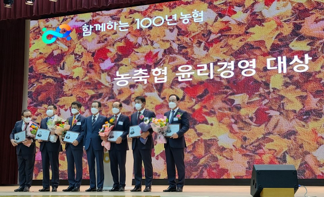 김영태(오른쪽) 구미농협 조합장이 