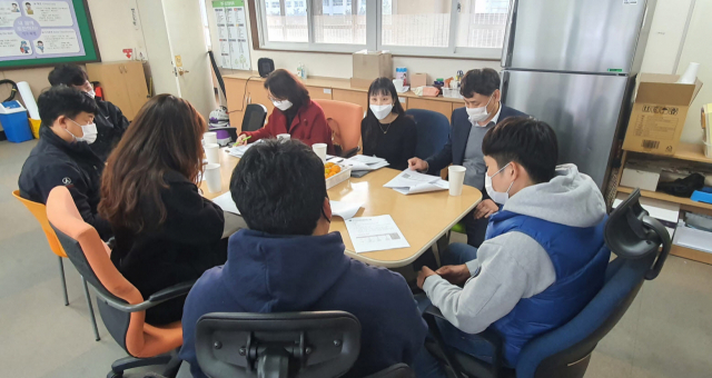 한국장애인고용공단 대구발달장애인훈련센터는 대구덕희학교 전공과 교사 및 업무담당자 등을 대상으로 외부 전문가 네트워크 간담회를 실시하고 있다. 대구발달장애인훈련센터 제공