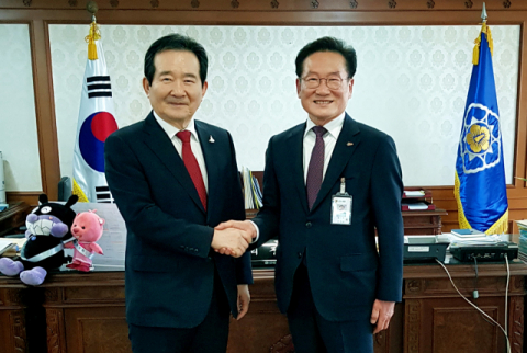 최기문 영천시장이 지난 5월 정세균 국무총리를 만나 영천댐 상류지역 하수도 정비사업의 당위성을 설명한 뒤 악수를 나누고 있다. 영천시 제공