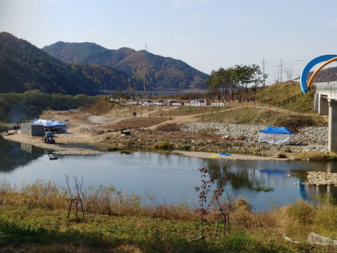 영주댐 방류를 막기 위해 내성천보존회(오른쪽)와 평은면 이장협의회(왼쪽)가 설치한 천막. 마경대 기자