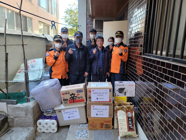 대구동부소방서는 4일 주택화재로 피해를 입어 큰 어려움을 겪는 주민에게 쌀, 라면, 침구류 등 긴급구호 지원물품을 전달했다. 동부소방서 제공