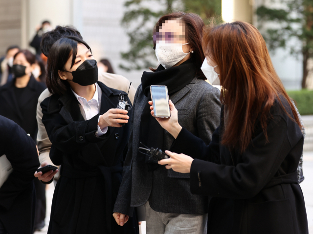자녀 입시비리와 사모펀드 투자 의혹 등으로 기소된 조국 전 법무부 장관의 배우자 정경심 동양대 교수가 5일 오전 서초구 서울중앙지법에서 열린 1심 결심 공판에 출석하고 있다. 연합뉴스